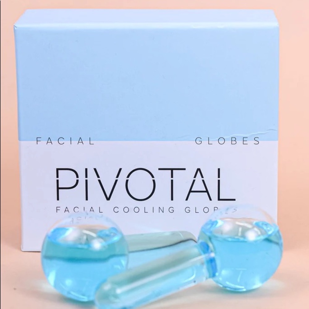 Pivotal facial cooling globes